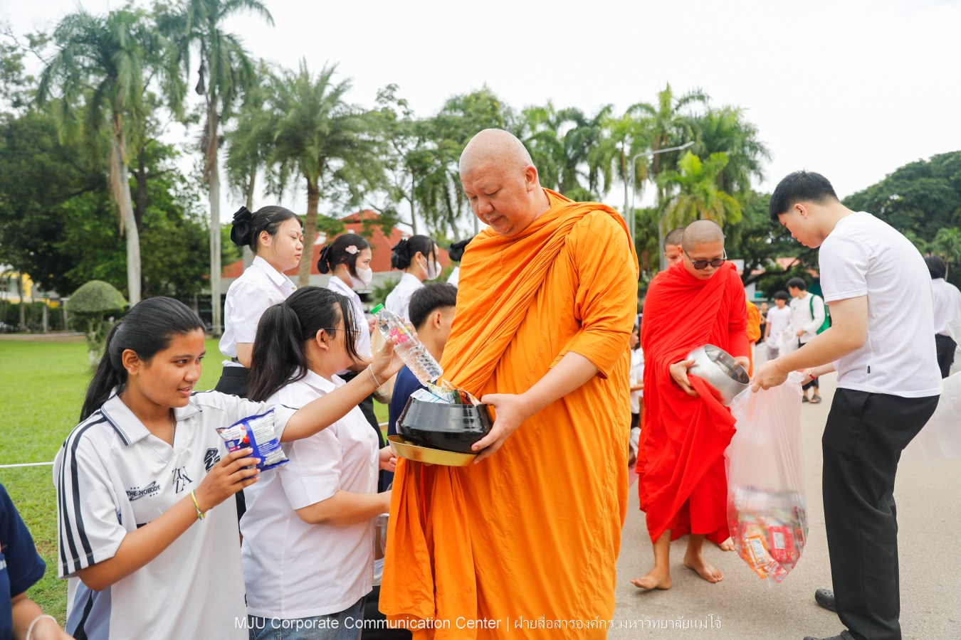 ม.แม่โจ้ จัด พิธีทำบุญตักบาตรถวายพระกุศลแด่สมเด็จพระเจ้าลูกเธอ เจ้าฟ้าพัชรกิติยาภา นเรนทิราเทพยวดี กรมหลวงราชสาริณีสิริพัชร มหาวัชรราชธิดา