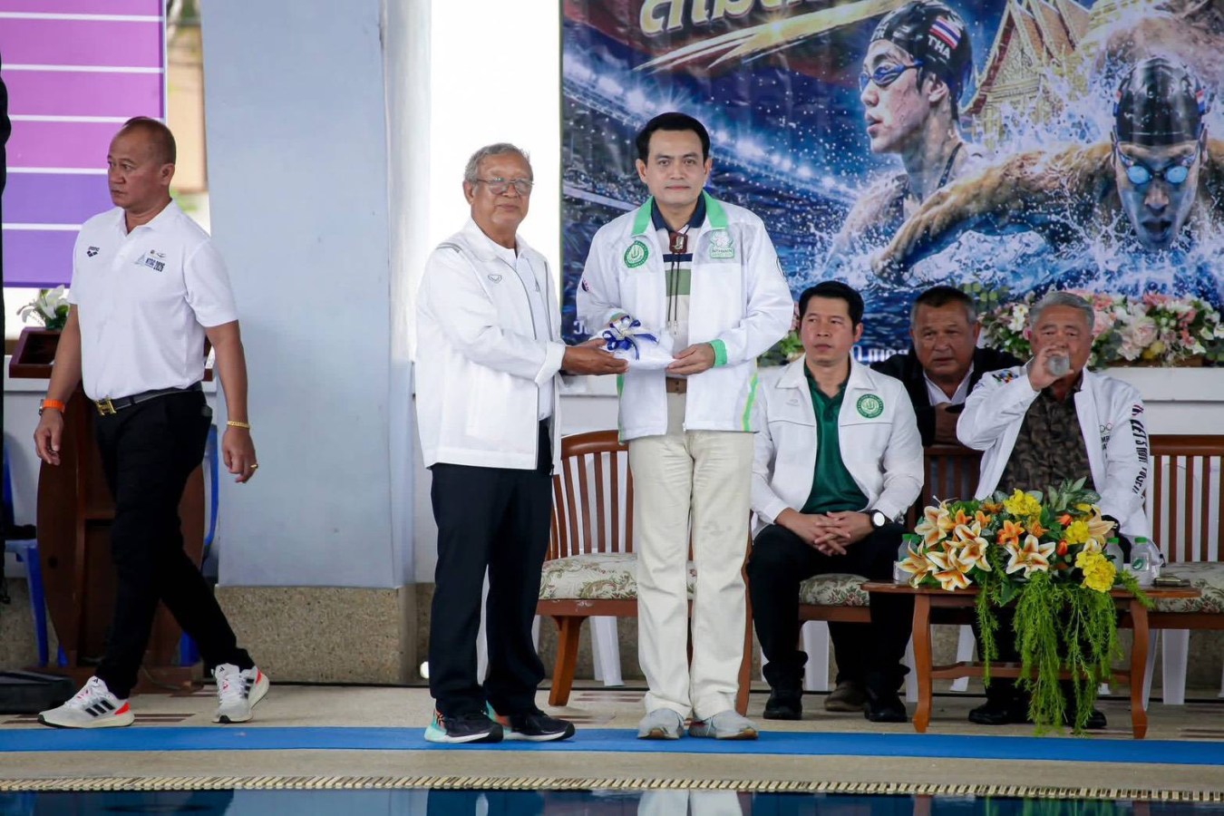 ผู้บริหาร ม.แม่โจ้ ร่วมมอบรางวัลแข่งขันว่ายน้ำชิงแชมป์สโมสรภาคเหนือ ครั้งที่ 3