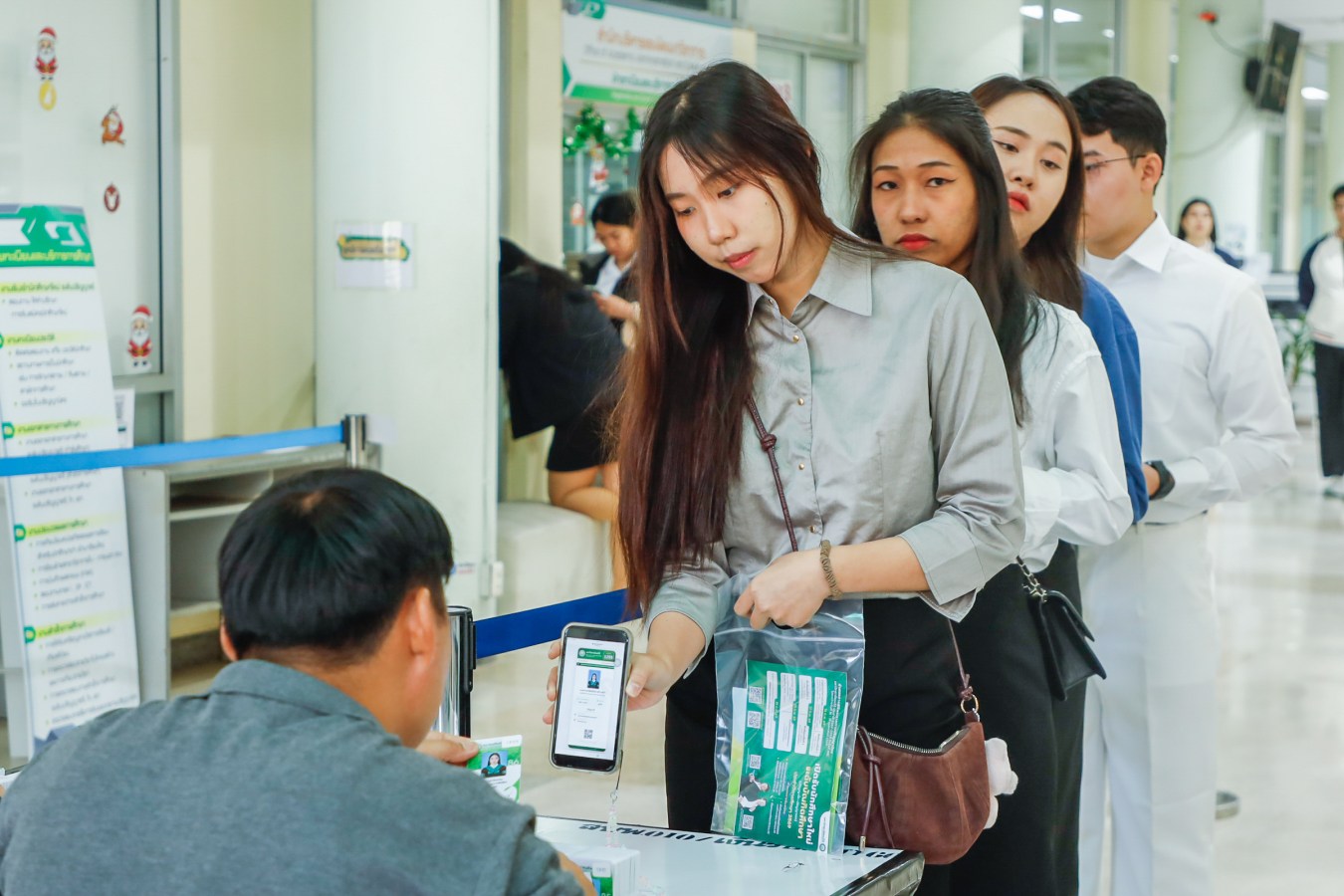 Congratulations    บรรยากาศ      บัณฑิตแม่โจ้ รายงานตัวเตรียมเข้าพิธีพระราชทานปริญญาบัตร ครั้งที่ 48