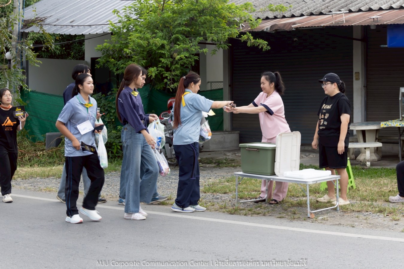 10 กิโลแห่งรอยยิ้ม ประเพณี เดินวิ่ง แม่โจ้ – สันทราย  ชาวสันทราย รุ่นพี่ ศิษย์เก่า  ร่วมต้อนรับอินทนิลช่อที่ 91 กว่า 6,200 คน อย่างอบอุ่น