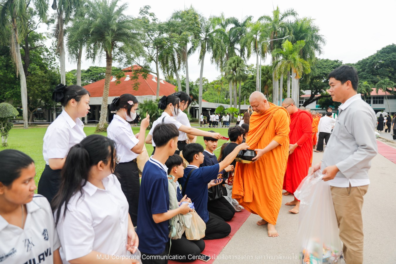 ม.แม่โจ้ จัด พิธีทำบุญตักบาตรถวายพระกุศลแด่สมเด็จพระเจ้าลูกเธอ เจ้าฟ้าพัชรกิติยาภา นเรนทิราเทพยวดี กรมหลวงราชสาริณีสิริพัชร มหาวัชรราชธิดา