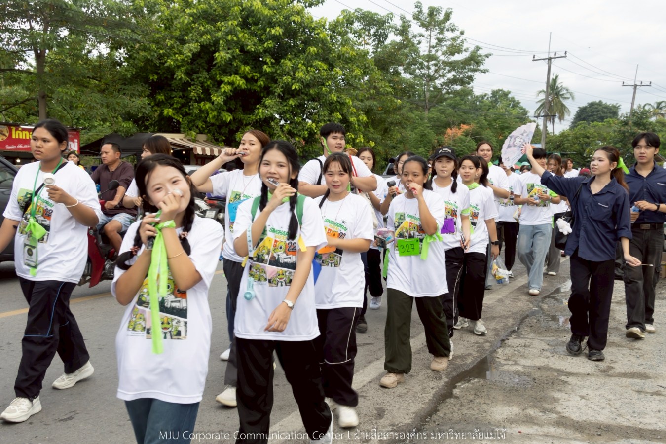 10 กิโลแห่งรอยยิ้ม ประเพณี เดินวิ่ง แม่โจ้ – สันทราย  ชาวสันทราย รุ่นพี่ ศิษย์เก่า  ร่วมต้อนรับอินทนิลช่อที่ 91 กว่า 6,200 คน อย่างอบอุ่น