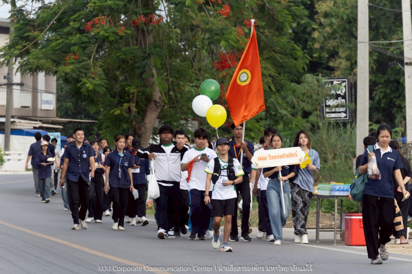 10 กิโลแห่งรอยยิ้ม ประเพณี เดินวิ่ง แม่โจ้ – สันทราย  ชาวสันทราย รุ่นพี่ ศิษย์เก่า  ร่วมต้อนรับอินทนิลช่อที่ 91 กว่า 6,200 คน อย่างอบอุ่น