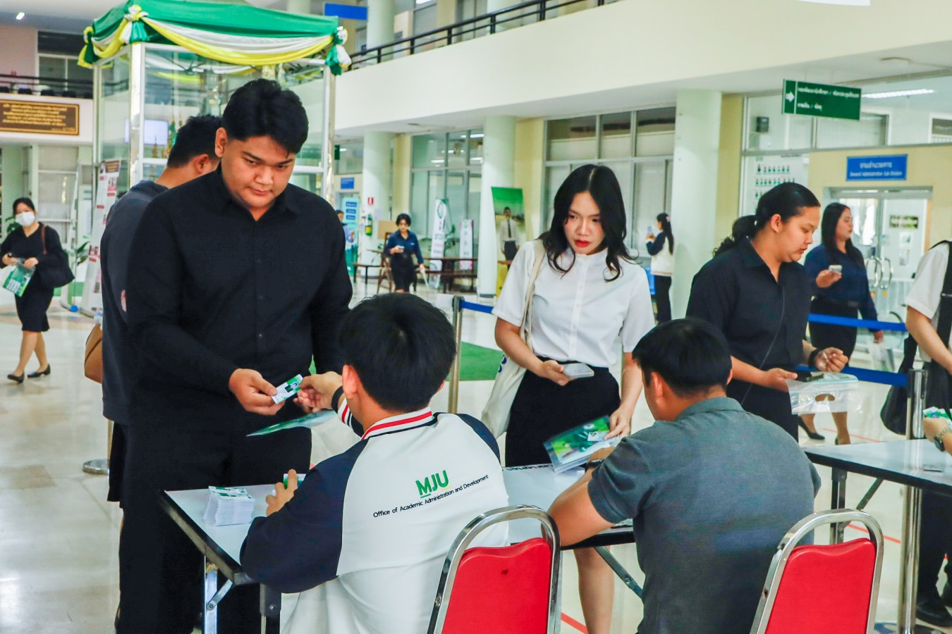 Congratulations    บรรยากาศ      บัณฑิตแม่โจ้ รายงานตัวเตรียมเข้าพิธีพระราชทานปริญญาบัตร ครั้งที่ 48