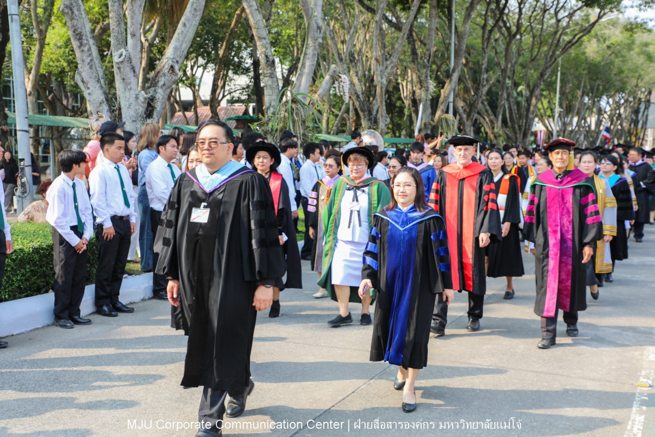 บรรยากาศ พิธีพระราชทานปริญญาบัตร มหาวิทยาลัยแม่โจ้ ประจำปีการศึกษา2567-2568 ครั้งที่ 48  ในวันที่ 19 กุมภาพันธ์ พ.ศ.2569 ณ ศูนย์กีฬาเฉลิมพระเกียรติ มหาวิทยาลัยแม่โจ้