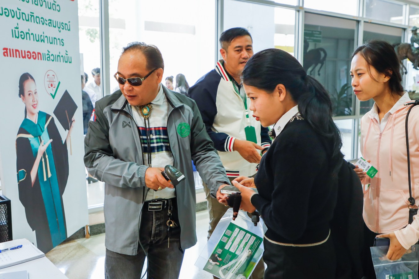 Congratulations    บรรยากาศ      บัณฑิตแม่โจ้ รายงานตัวเตรียมเข้าพิธีพระราชทานปริญญาบัตร ครั้งที่ 48