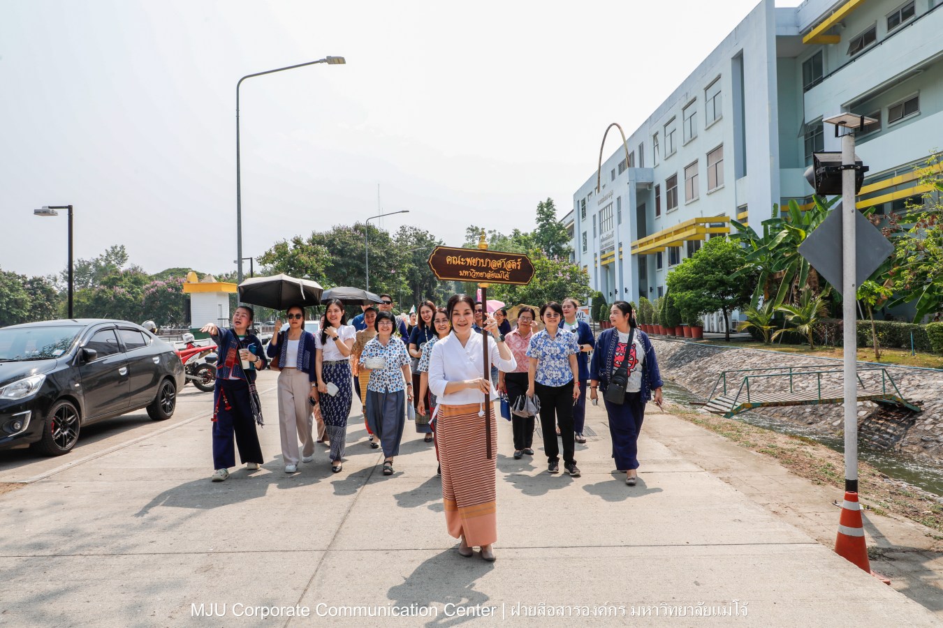 ชาวแม่โจ้ ร่วมพิธีดำหัวผู้อาวุโสและอธิการบดี ประจำปี 2569  สืบสานป๋าเวณี ปี๋ใหม่เมือง