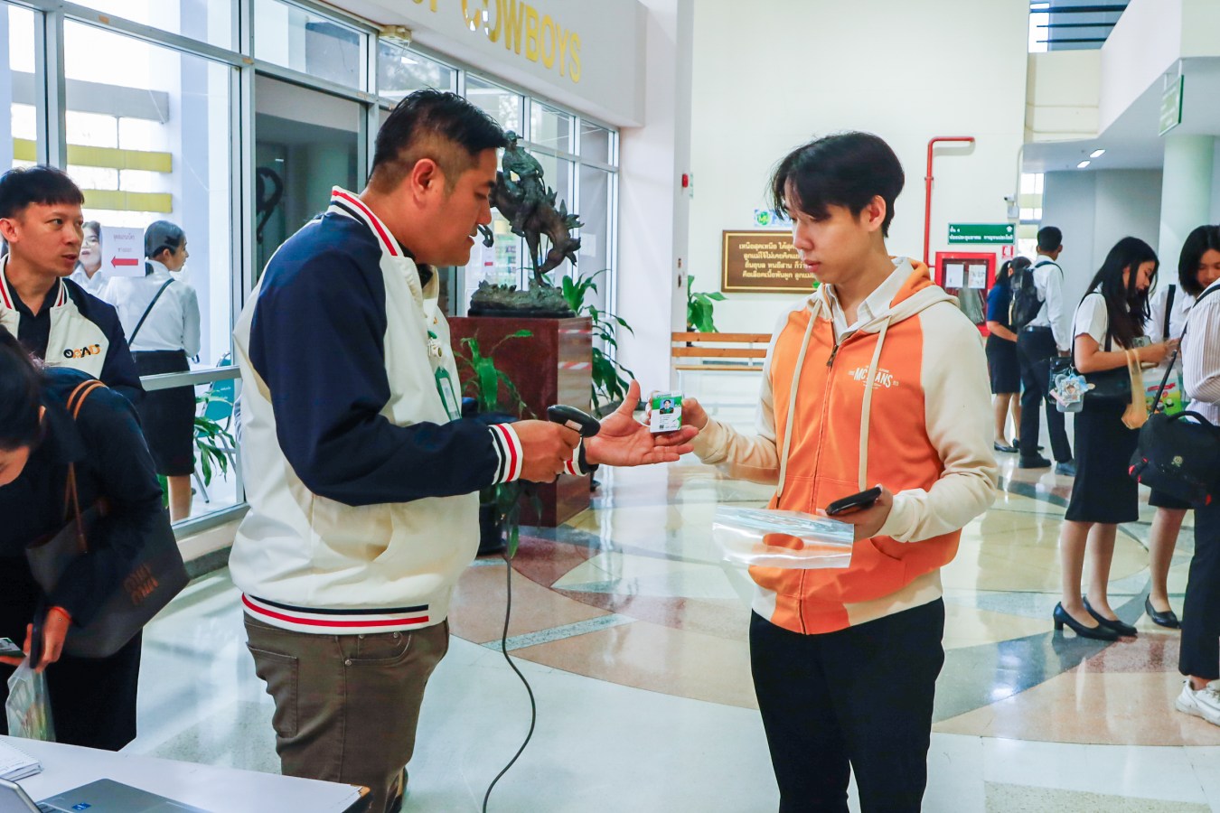 Congratulations    บรรยากาศ      บัณฑิตแม่โจ้ รายงานตัวเตรียมเข้าพิธีพระราชทานปริญญาบัตร ครั้งที่ 48