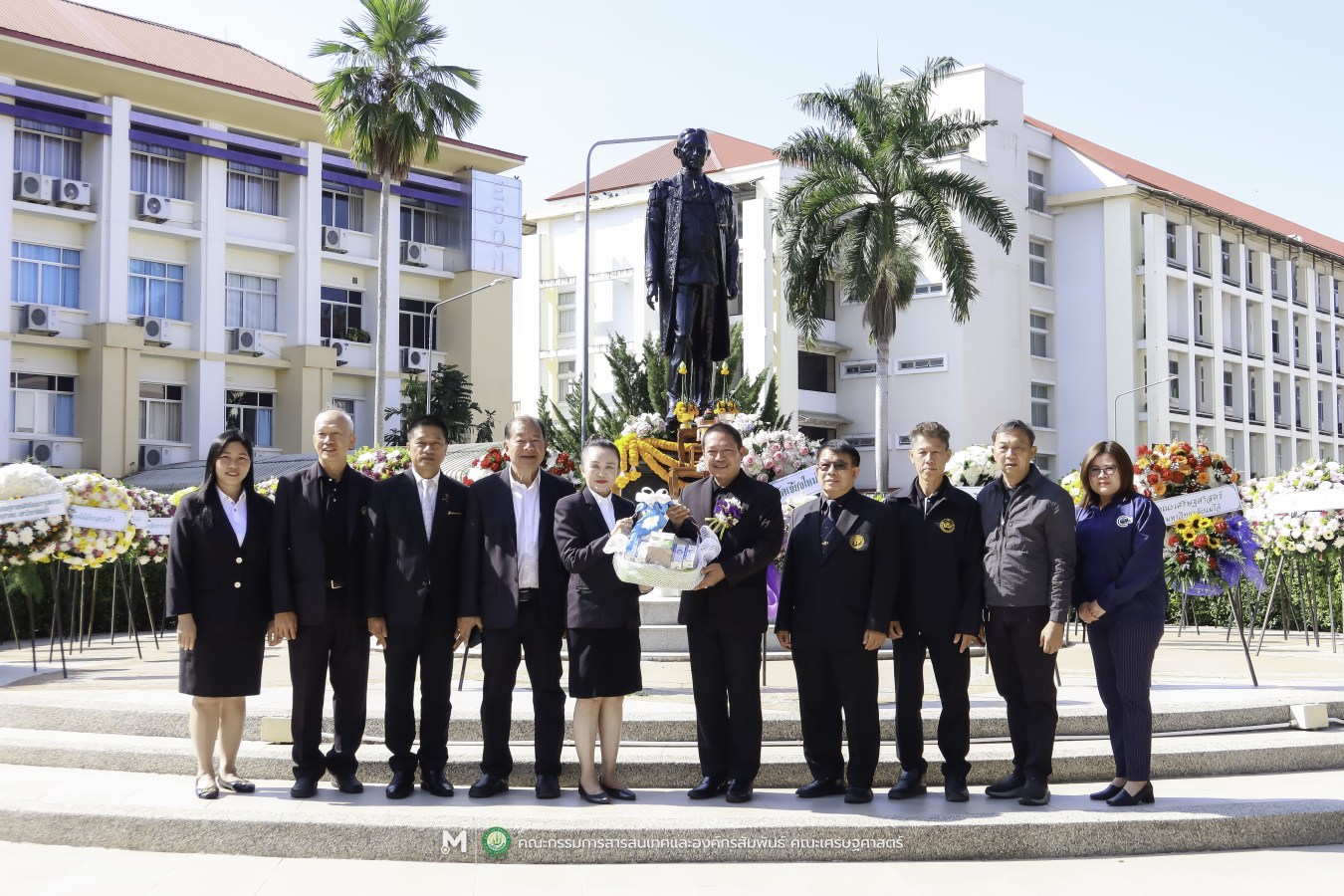 คณะเศรษฐศาสตร์ มหาวิทยาลัยแม่โจ้ ร่วมกับ สันนิบาตสหกรณ์จังหวัดเชียงใหม่ จัดพิธีวางพวงมาลาสักการะ 
