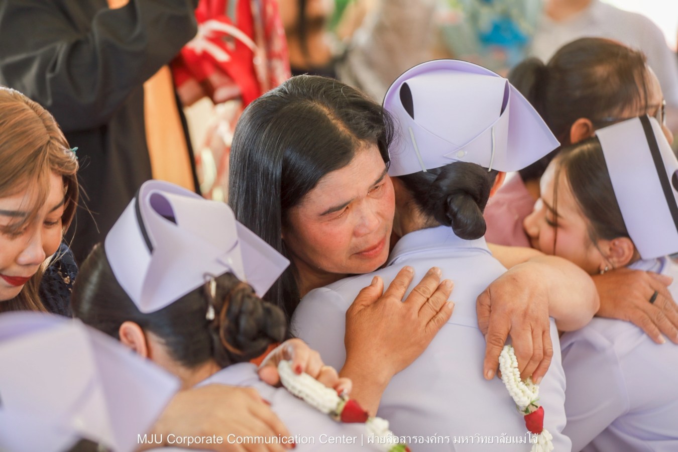 พยาบาลแม่โจ้ รุ่น 1 ประดับแถบหมวก-รับเข็มวิทยฐานะ พร้อมก้าวสู่พยาบาลวิชาชีพอย่างเป็นทางการ