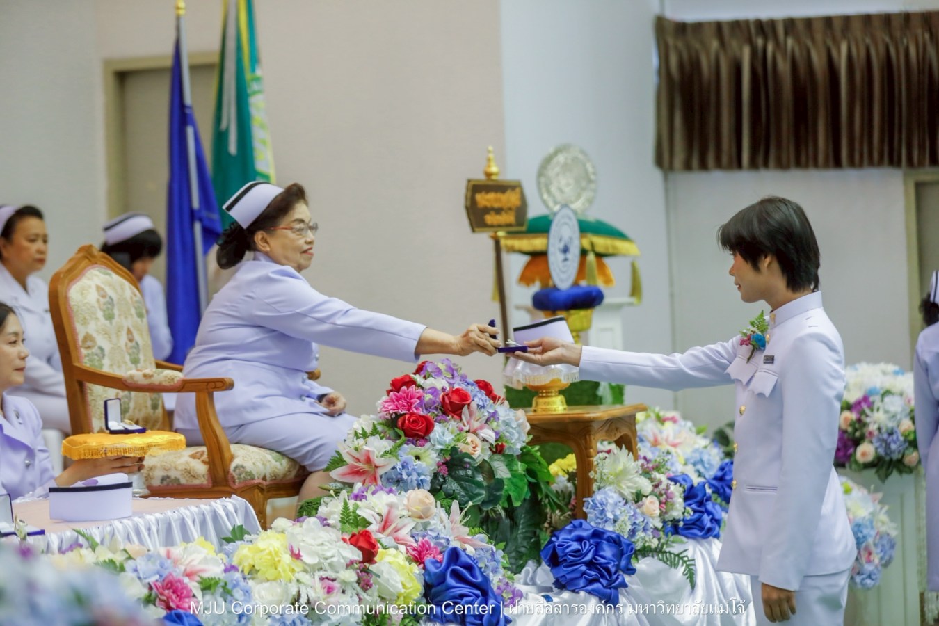 พยาบาลแม่โจ้ รุ่น 1 ประดับแถบหมวก-รับเข็มวิทยฐานะ พร้อมก้าวสู่พยาบาลวิชาชีพอย่างเป็นทางการ
