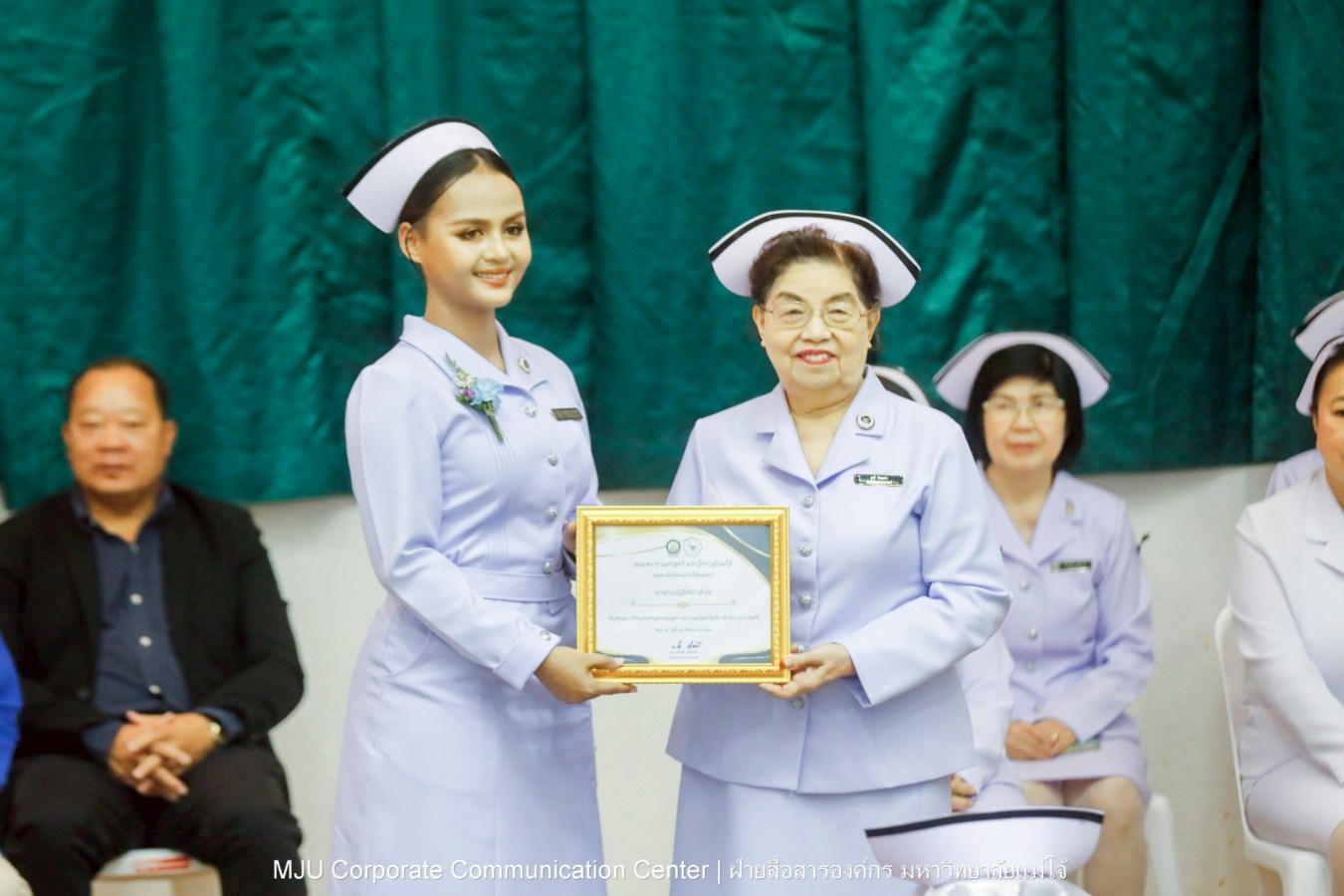 พยาบาลแม่โจ้ รุ่น 1 ประดับแถบหมวก-รับเข็มวิทยฐานะ พร้อมก้าวสู่พยาบาลวิชาชีพอย่างเป็นทางการ