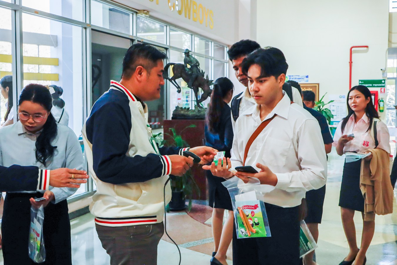 Congratulations    บรรยากาศ      บัณฑิตแม่โจ้ รายงานตัวเตรียมเข้าพิธีพระราชทานปริญญาบัตร ครั้งที่ 48