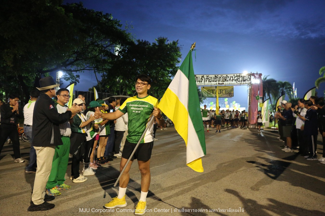 10 กิโลแห่งรอยยิ้ม ประเพณี เดินวิ่ง แม่โจ้ – สันทราย  ชาวสันทราย รุ่นพี่ ศิษย์เก่า  ร่วมต้อนรับอินทนิลช่อที่ 91 กว่า 6,200 คน อย่างอบอุ่น