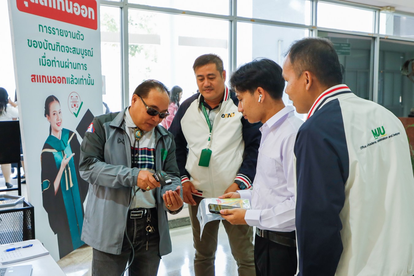 Congratulations    บรรยากาศ      บัณฑิตแม่โจ้ รายงานตัวเตรียมเข้าพิธีพระราชทานปริญญาบัตร ครั้งที่ 48