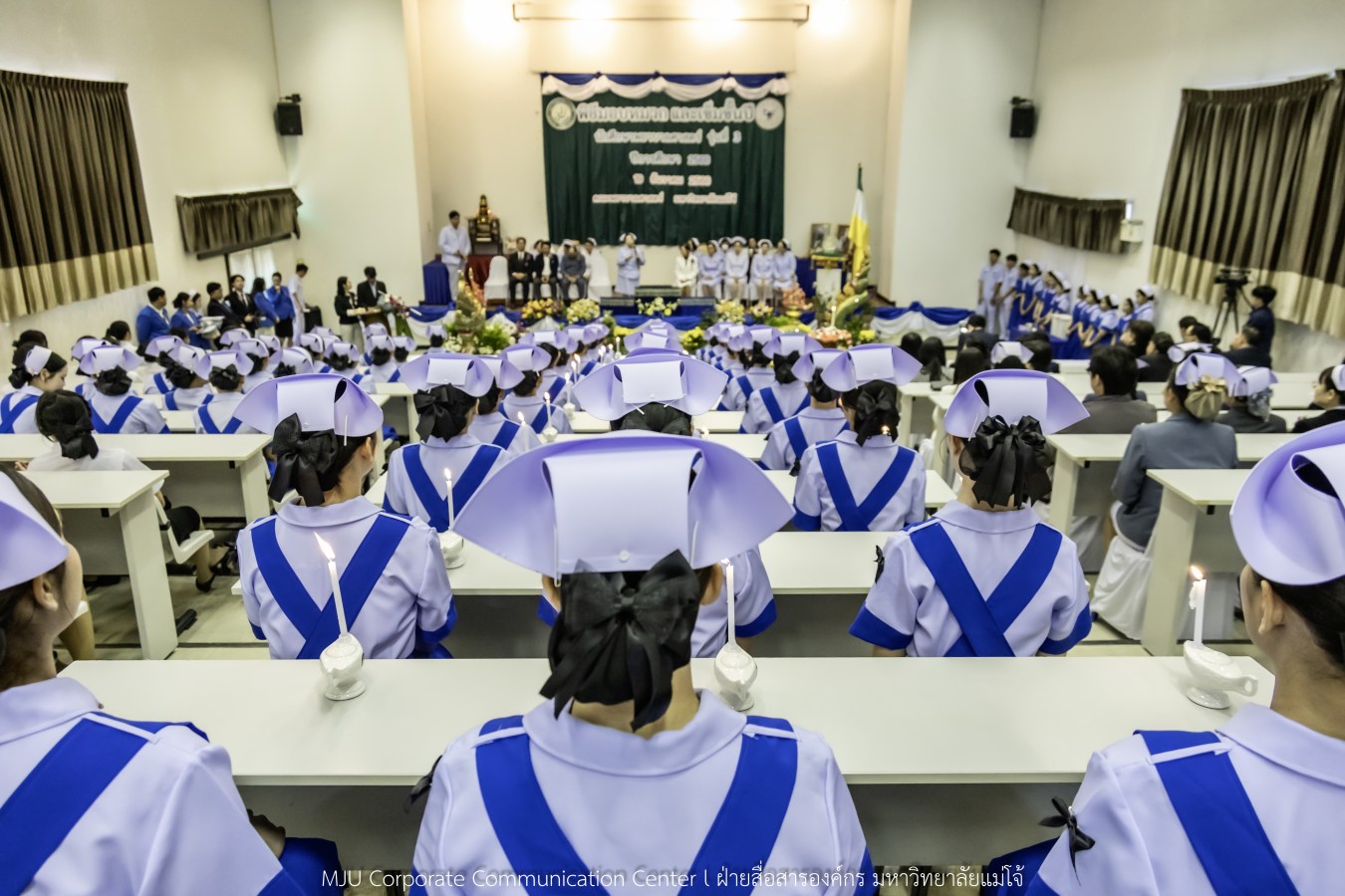 พยาบาลแม่โจ้ รุ่นที่ 3  รับหมวก เข็มเลื่อนชั้นปี และตะเกียงไนติงเกล เตรียมพร้อมออกฝึกปฏิบัติการจริงในสถานพยาบาล