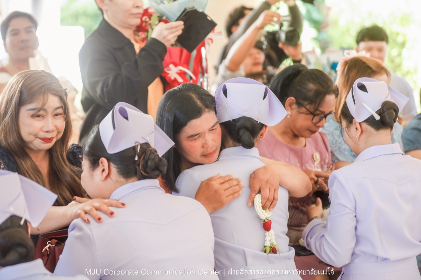 พยาบาลแม่โจ้ รุ่น 1 ประดับแถบหมวก-รับเข็มวิทยฐานะ พร้อมก้าวสู่พยาบาลวิชาชีพอย่างเป็นทางการ