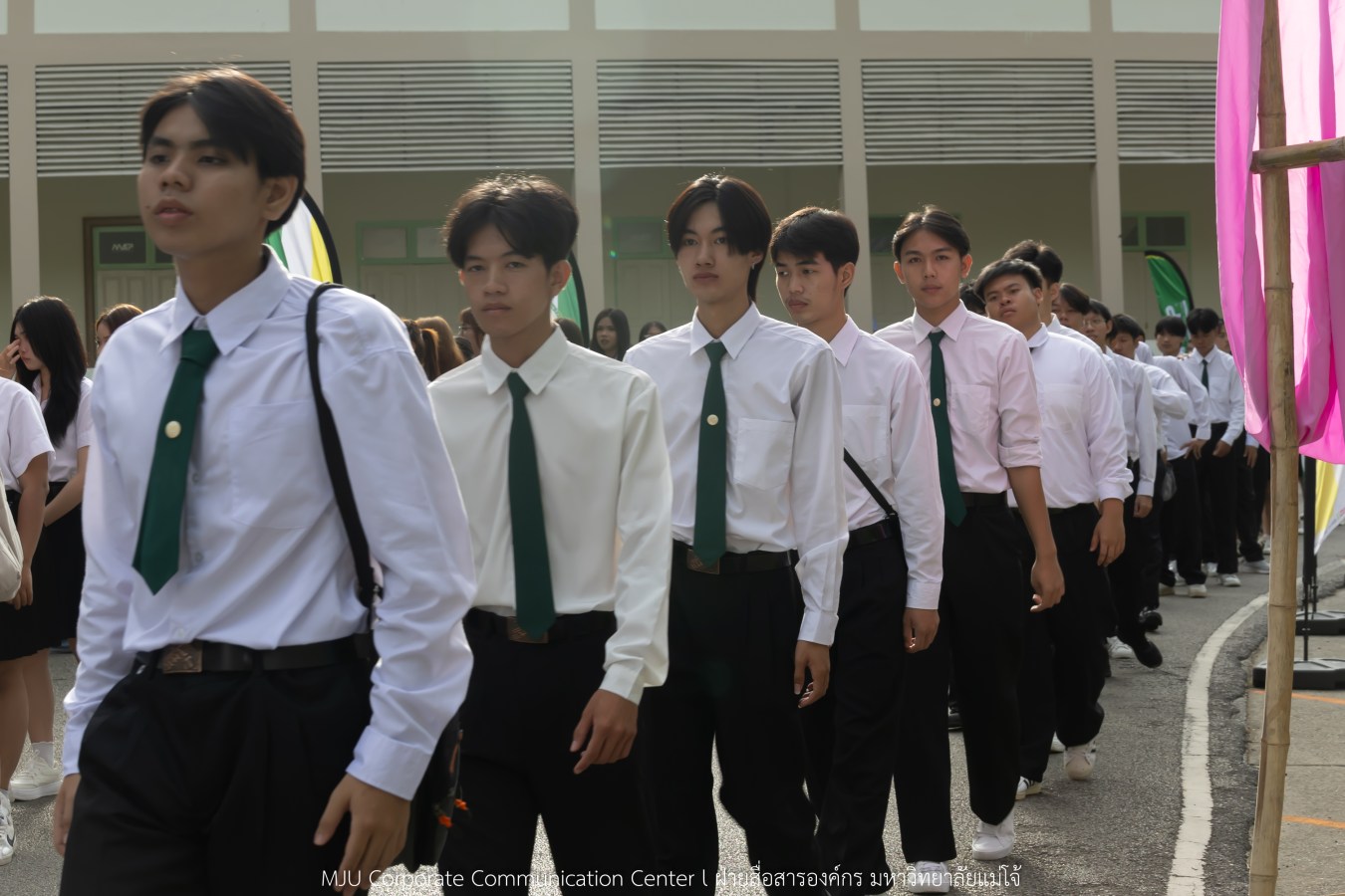 ม.แม่โจ้ เจิมหน้า-ผูกข้อมือ รับขวัญน้องใหม่ลูกแม่โจ้รุ่น 91