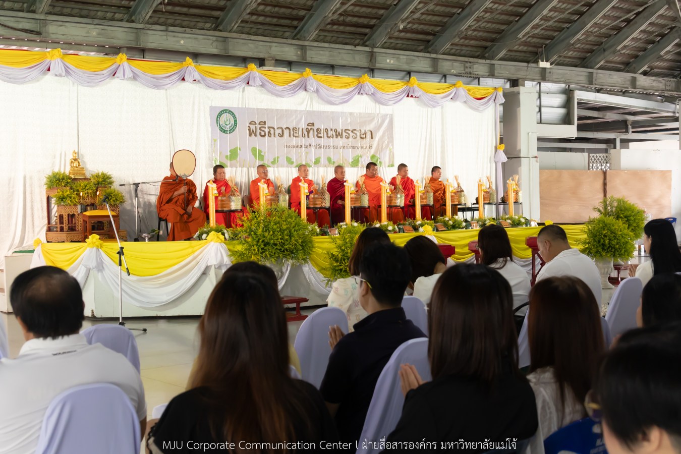 ม.แม่โจ้ ทำนุบำรุงพระพุทธศาสนา จัดถวายเทียนพรรษา 9 วัด