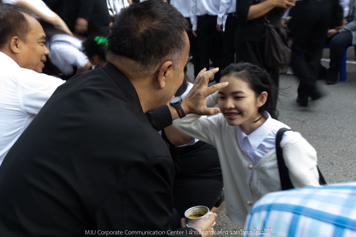 ม.แม่โจ้ เจิมหน้า-ผูกข้อมือ รับขวัญน้องใหม่ลูกแม่โจ้รุ่น 91