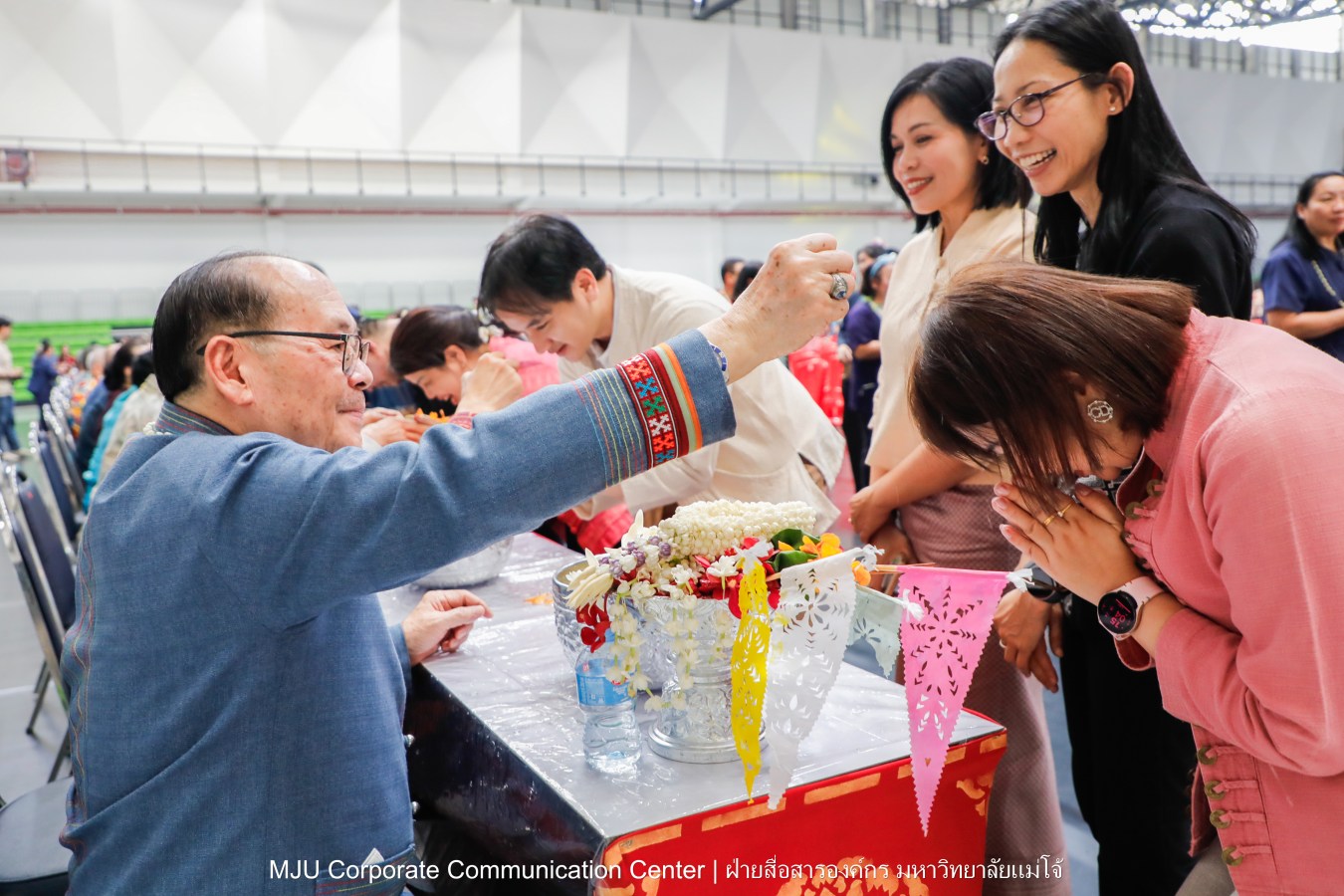 ชาวแม่โจ้ ร่วมพิธีดำหัวผู้อาวุโสและอธิการบดี ประจำปี 2569  สืบสานป๋าเวณี ปี๋ใหม่เมือง