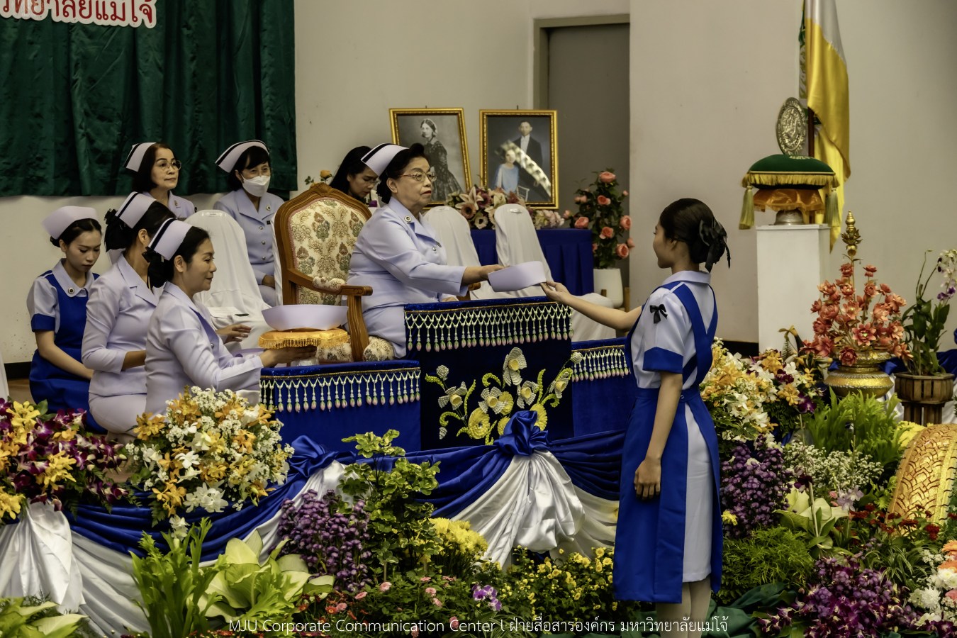 พยาบาลแม่โจ้ รุ่นที่ 3  รับหมวก เข็มเลื่อนชั้นปี และตะเกียงไนติงเกล เตรียมพร้อมออกฝึกปฏิบัติการจริงในสถานพยาบาล