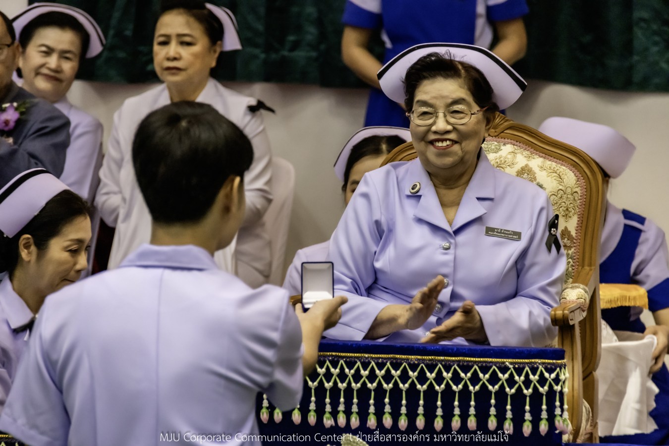 พยาบาลแม่โจ้ รุ่นที่ 3  รับหมวก เข็มเลื่อนชั้นปี และตะเกียงไนติงเกล เตรียมพร้อมออกฝึกปฏิบัติการจริงในสถานพยาบาล