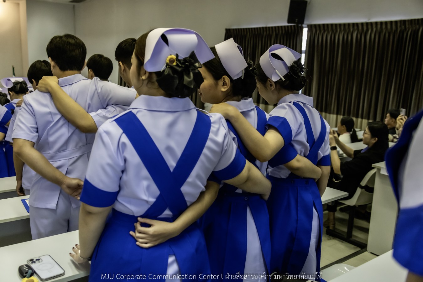 พยาบาลแม่โจ้ รุ่นที่ 3  รับหมวก เข็มเลื่อนชั้นปี และตะเกียงไนติงเกล เตรียมพร้อมออกฝึกปฏิบัติการจริงในสถานพยาบาล