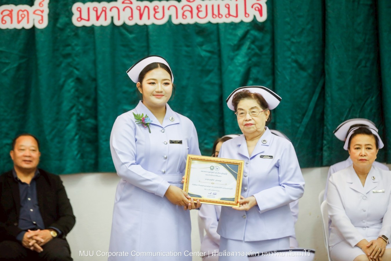 พยาบาลแม่โจ้ รุ่น 1 ประดับแถบหมวก-รับเข็มวิทยฐานะ พร้อมก้าวสู่พยาบาลวิชาชีพอย่างเป็นทางการ