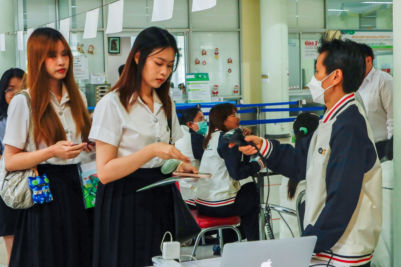 Congratulations    บรรยากาศ      บัณฑิตแม่โจ้ รายงานตัวเตรียมเข้าพิธีพระราชทานปริญญาบัตร ครั้งที่ 48