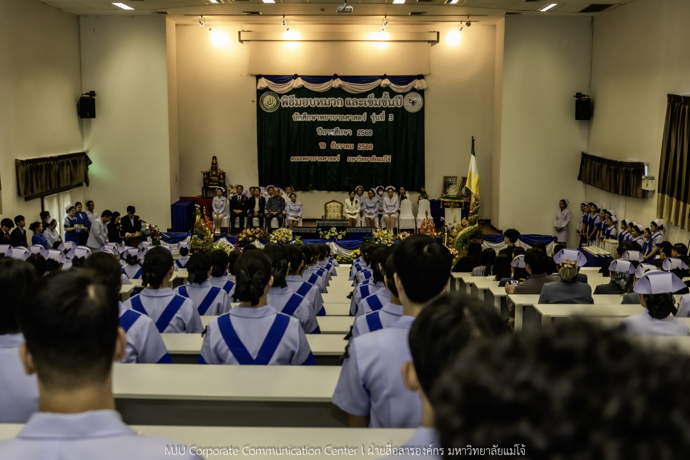 พยาบาลแม่โจ้ รุ่นที่ 3  รับหมวก เข็มเลื่อนชั้นปี และตะเกียงไนติงเกล เตรียมพร้อมออกฝึกปฏิบัติการจริงในสถานพยาบาล