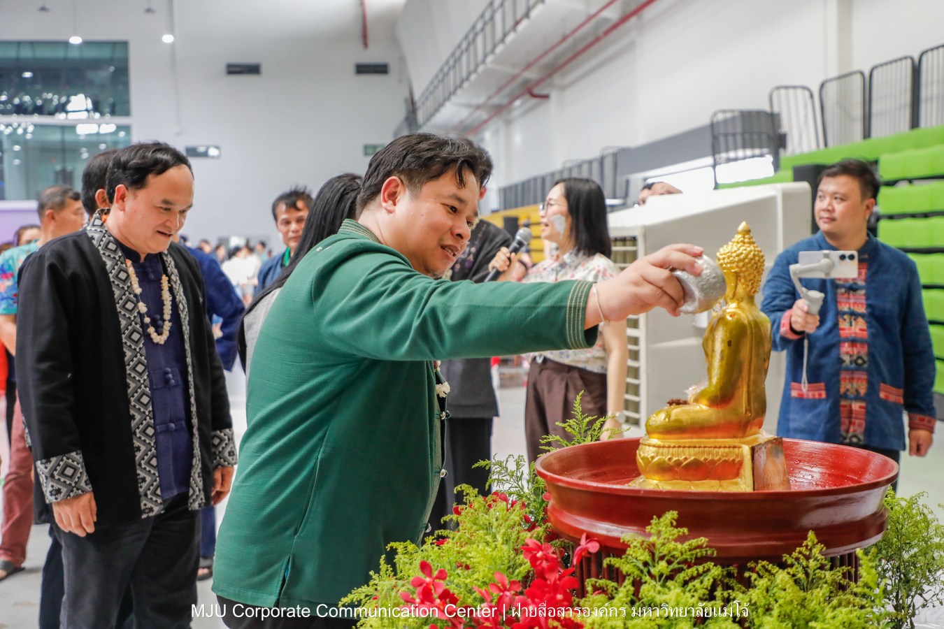 ชาวแม่โจ้ ร่วมพิธีดำหัวผู้อาวุโสและอธิการบดี ประจำปี 2569  สืบสานป๋าเวณี ปี๋ใหม่เมือง