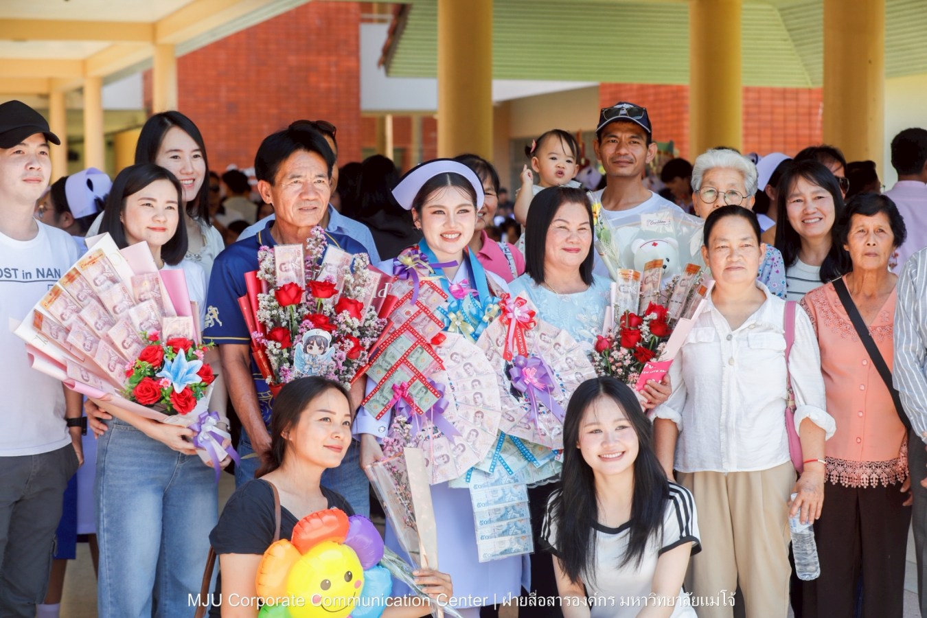 พยาบาลแม่โจ้ รุ่น 1 ประดับแถบหมวก-รับเข็มวิทยฐานะ พร้อมก้าวสู่พยาบาลวิชาชีพอย่างเป็นทางการ