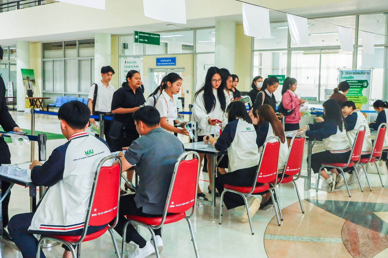 Congratulations    บรรยากาศ      บัณฑิตแม่โจ้ รายงานตัวเตรียมเข้าพิธีพระราชทานปริญญาบัตร ครั้งที่ 48