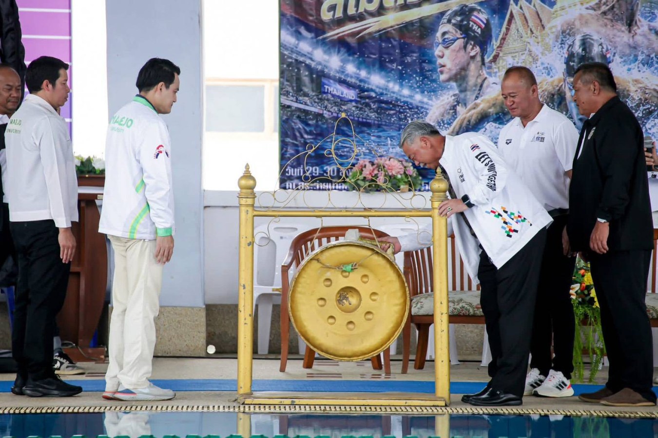 ผู้บริหาร ม.แม่โจ้ ร่วมมอบรางวัลแข่งขันว่ายน้ำชิงแชมป์สโมสรภาคเหนือ ครั้งที่ 3