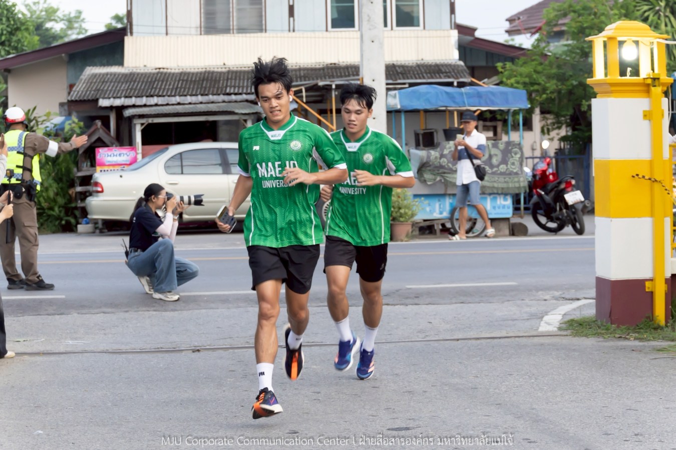 10 กิโลแห่งรอยยิ้ม ประเพณี เดินวิ่ง แม่โจ้ – สันทราย  ชาวสันทราย รุ่นพี่ ศิษย์เก่า  ร่วมต้อนรับอินทนิลช่อที่ 91 กว่า 6,200 คน อย่างอบอุ่น