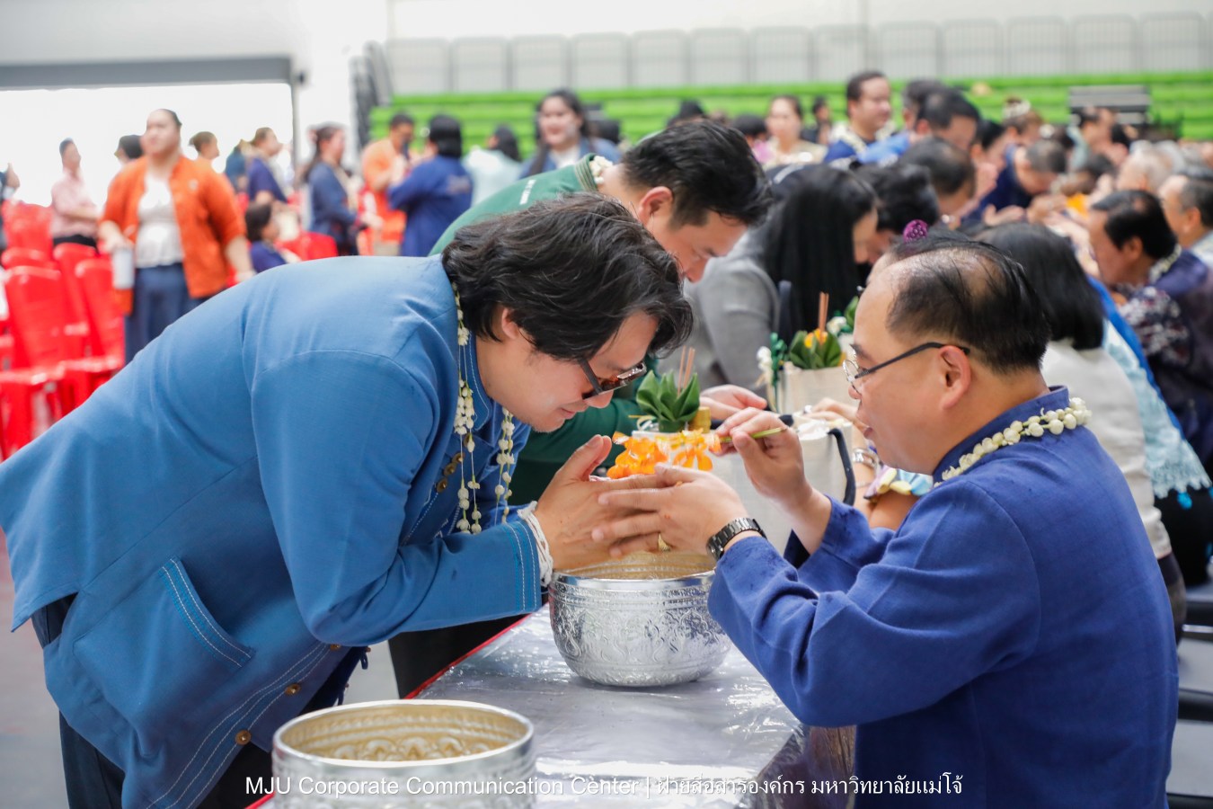 ชาวแม่โจ้ ร่วมพิธีดำหัวผู้อาวุโสและอธิการบดี ประจำปี 2569  สืบสานป๋าเวณี ปี๋ใหม่เมือง