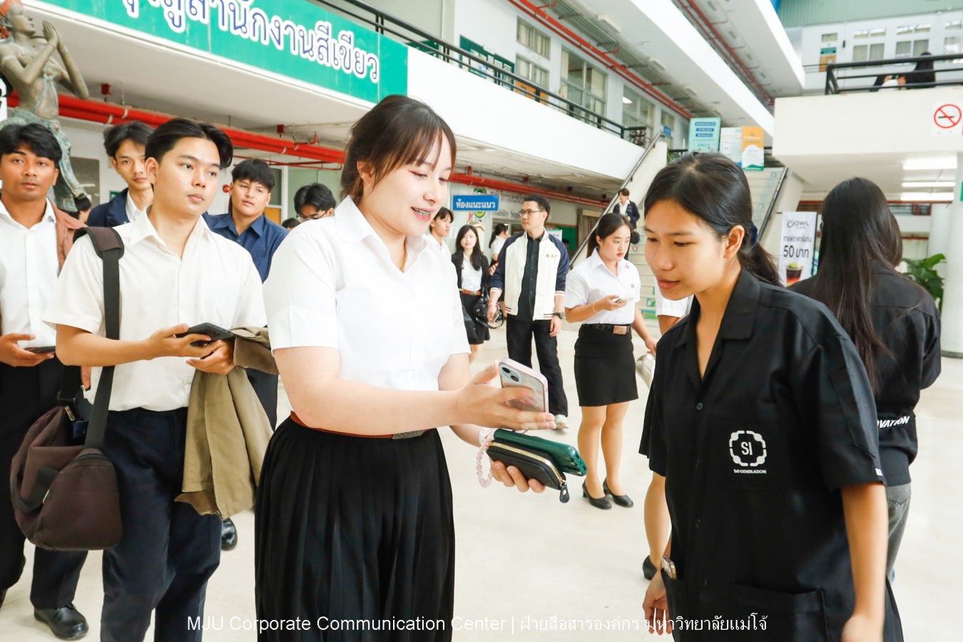 Congratulations    บรรยากาศ      บัณฑิตแม่โจ้ รายงานตัวเตรียมเข้าพิธีพระราชทานปริญญาบัตร ครั้งที่ 48