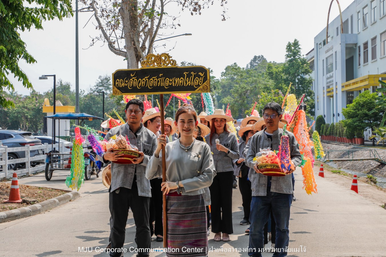ชาวแม่โจ้ ร่วมพิธีดำหัวผู้อาวุโสและอธิการบดี ประจำปี 2569  สืบสานป๋าเวณี ปี๋ใหม่เมือง