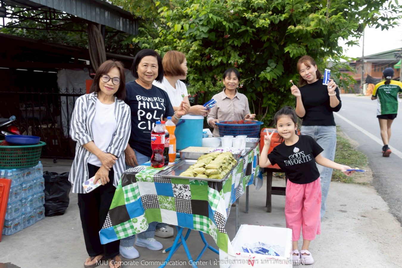 10 กิโลแห่งรอยยิ้ม ประเพณี เดินวิ่ง แม่โจ้ – สันทราย  ชาวสันทราย รุ่นพี่ ศิษย์เก่า  ร่วมต้อนรับอินทนิลช่อที่ 91 กว่า 6,200 คน อย่างอบอุ่น