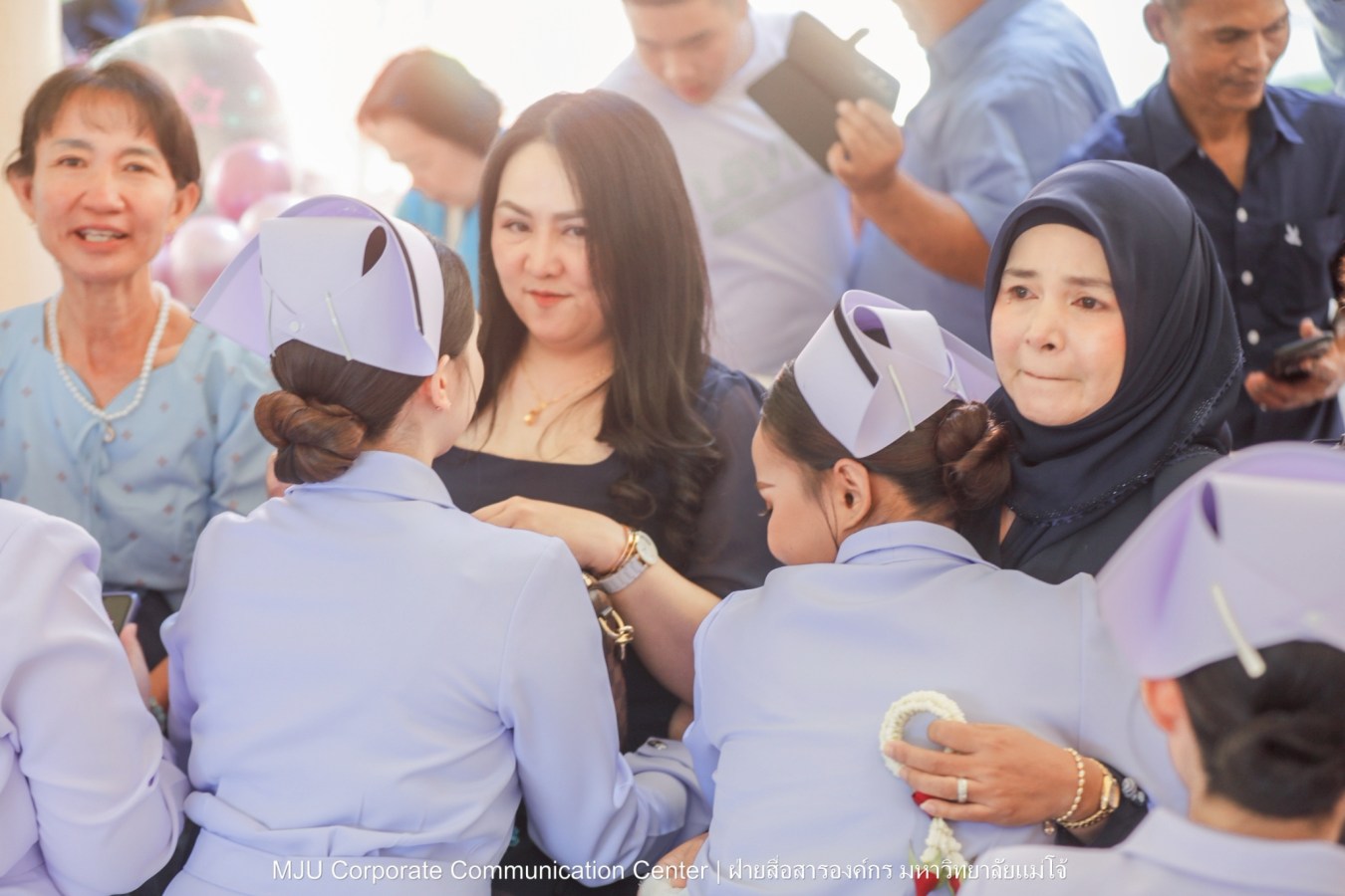 พยาบาลแม่โจ้ รุ่น 1 ประดับแถบหมวก-รับเข็มวิทยฐานะ พร้อมก้าวสู่พยาบาลวิชาชีพอย่างเป็นทางการ