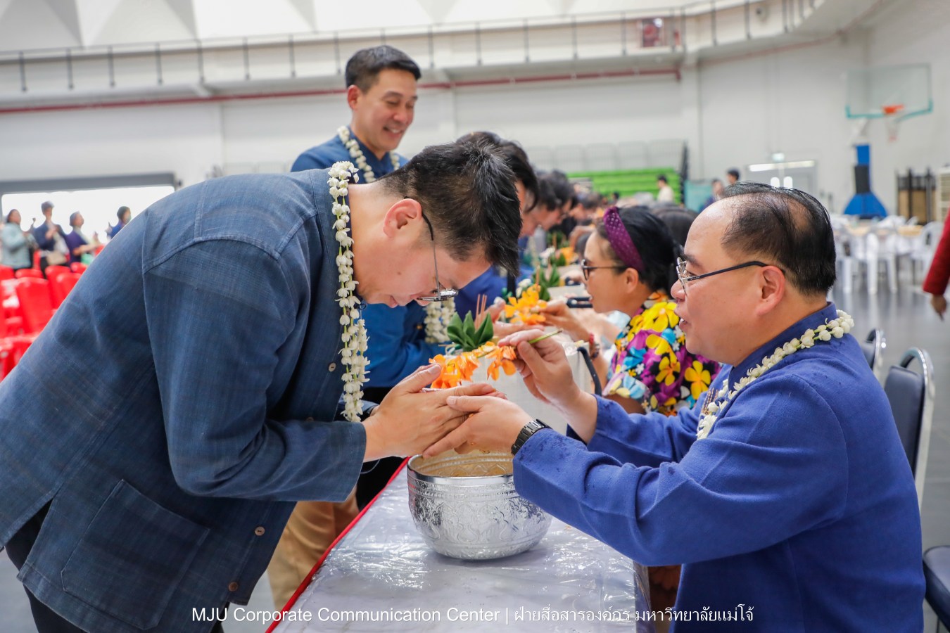 ชาวแม่โจ้ ร่วมพิธีดำหัวผู้อาวุโสและอธิการบดี ประจำปี 2569  สืบสานป๋าเวณี ปี๋ใหม่เมือง