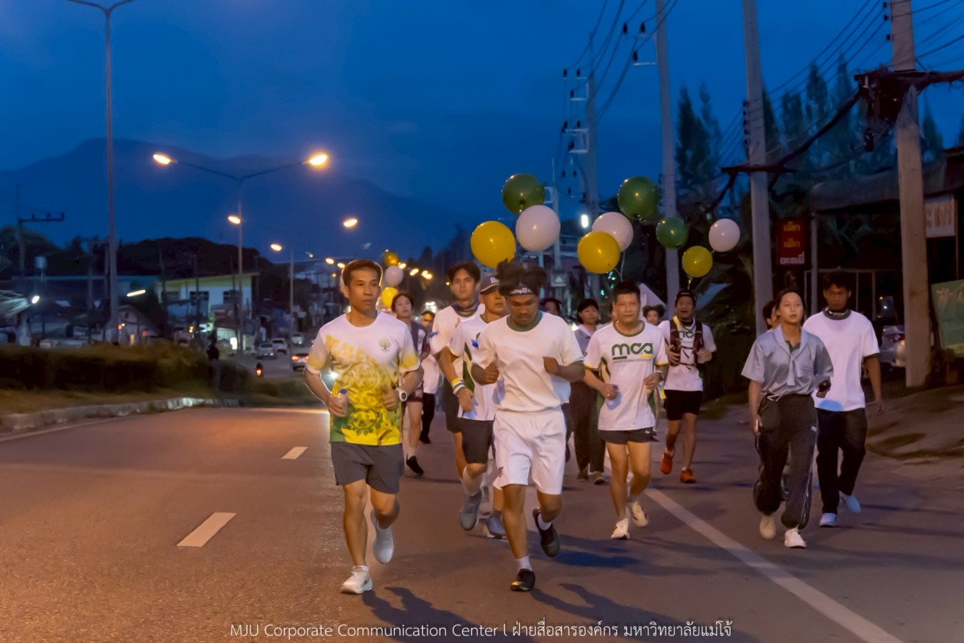 10 กิโลแห่งรอยยิ้ม ประเพณี เดินวิ่ง แม่โจ้ – สันทราย  ชาวสันทราย รุ่นพี่ ศิษย์เก่า  ร่วมต้อนรับอินทนิลช่อที่ 91 กว่า 6,200 คน อย่างอบอุ่น
