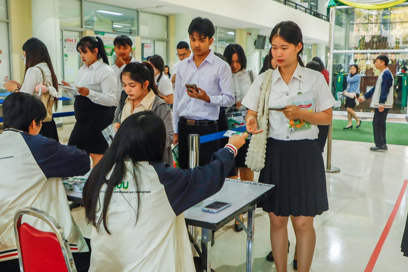 Congratulations    บรรยากาศ      บัณฑิตแม่โจ้ รายงานตัวเตรียมเข้าพิธีพระราชทานปริญญาบัตร ครั้งที่ 48