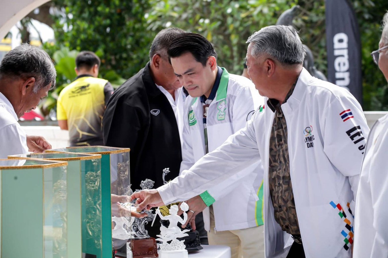 ผู้บริหาร ม.แม่โจ้ ร่วมมอบรางวัลแข่งขันว่ายน้ำชิงแชมป์สโมสรภาคเหนือ ครั้งที่ 3