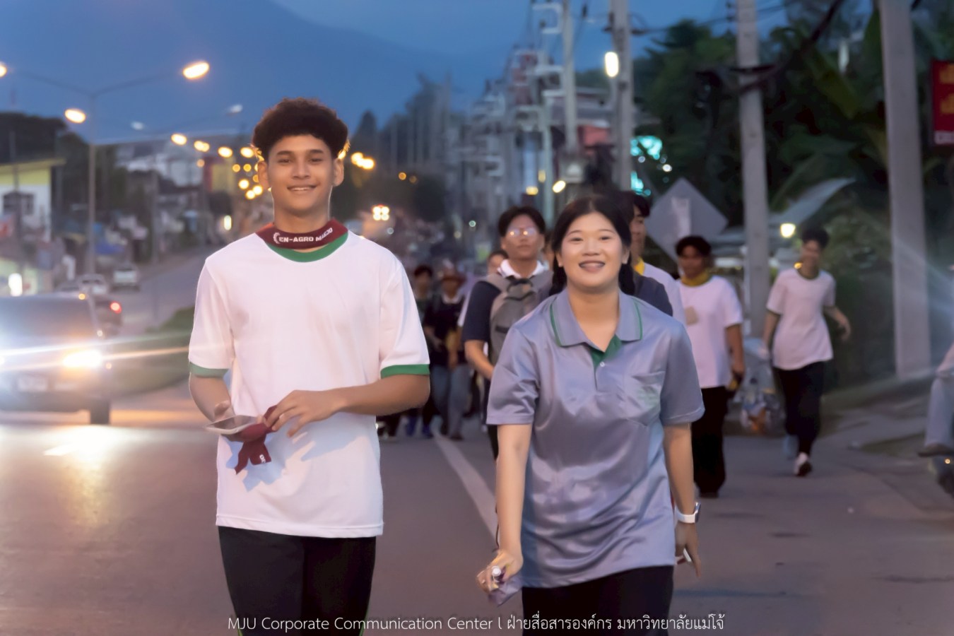 10 กิโลแห่งรอยยิ้ม ประเพณี เดินวิ่ง แม่โจ้ – สันทราย  ชาวสันทราย รุ่นพี่ ศิษย์เก่า  ร่วมต้อนรับอินทนิลช่อที่ 91 กว่า 6,200 คน อย่างอบอุ่น