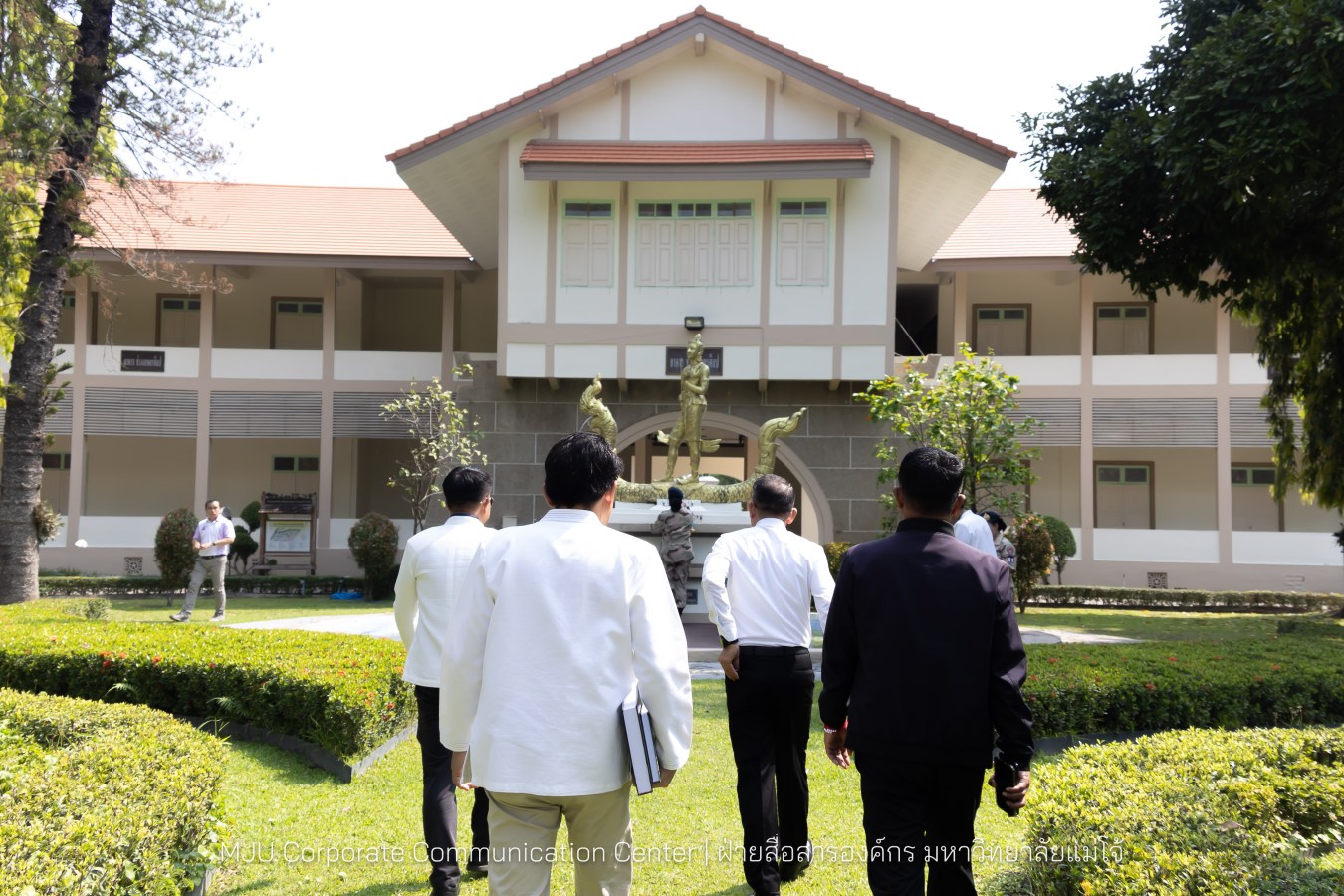 รองปลัดกระทรวงมหาดไทย สักการะสิ่งศักดิ์ ม.แม่โจ้