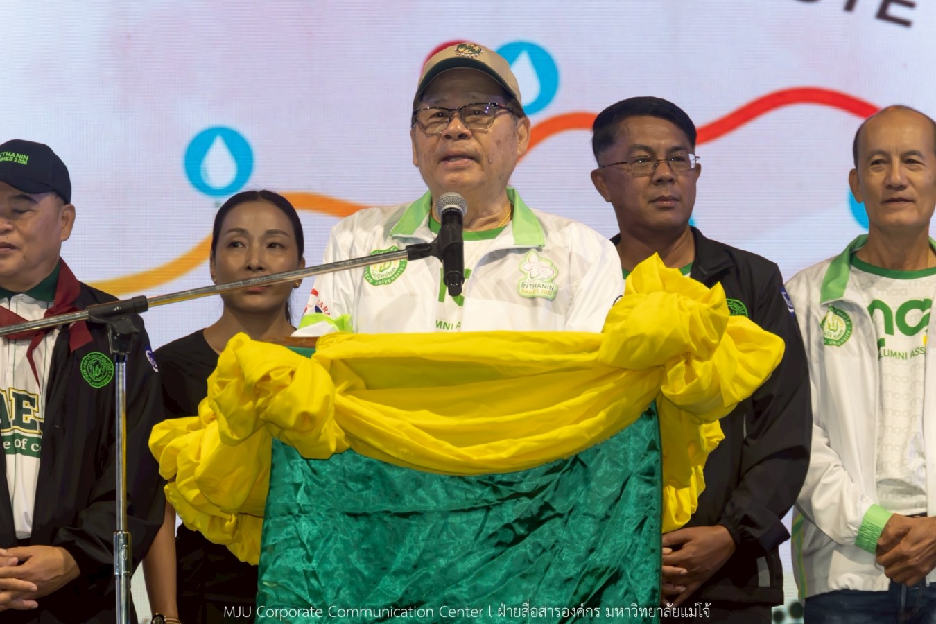 10 กิโลแห่งรอยยิ้ม ประเพณี เดินวิ่ง แม่โจ้ – สันทราย  ชาวสันทราย รุ่นพี่ ศิษย์เก่า  ร่วมต้อนรับอินทนิลช่อที่ 91 กว่า 6,200 คน อย่างอบอุ่น