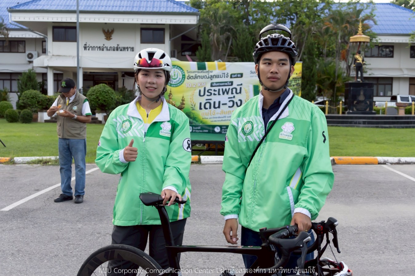 10 กิโลแห่งรอยยิ้ม ประเพณี เดินวิ่ง แม่โจ้ – สันทราย  ชาวสันทราย รุ่นพี่ ศิษย์เก่า  ร่วมต้อนรับอินทนิลช่อที่ 91 กว่า 6,200 คน อย่างอบอุ่น