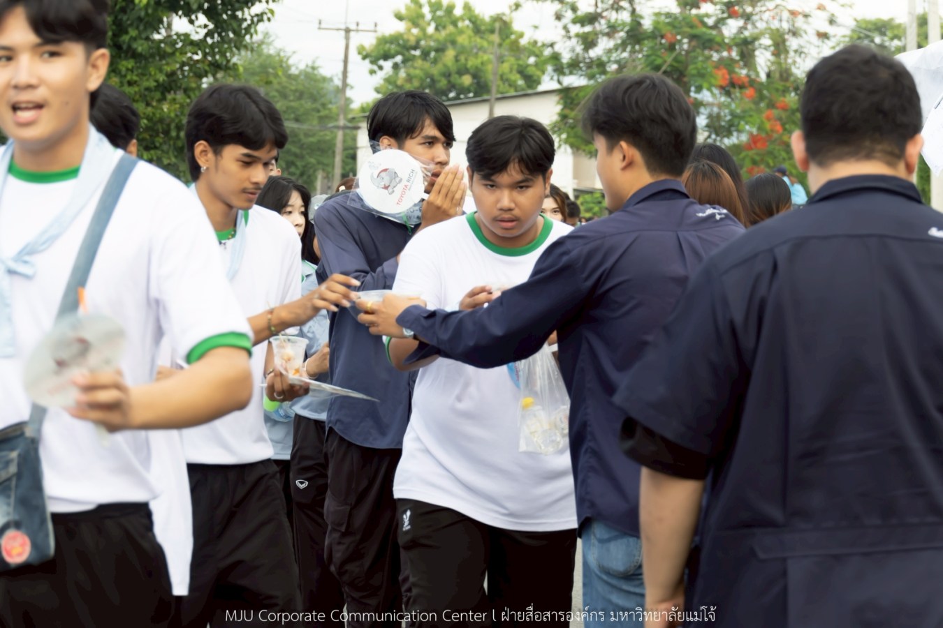 10 กิโลแห่งรอยยิ้ม ประเพณี เดินวิ่ง แม่โจ้ – สันทราย  ชาวสันทราย รุ่นพี่ ศิษย์เก่า  ร่วมต้อนรับอินทนิลช่อที่ 91 กว่า 6,200 คน อย่างอบอุ่น